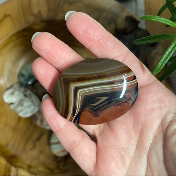 Striped Agate sardonyx palm Stone - Picture 4 of 4